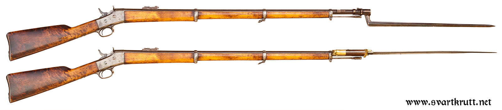 Ovenfra og ned: Svensk Remington-gevær Modell 1867-68 med døllebajonett og sabelbajonett. Det var kun den svenske marinen som brukte sabelbajonetter.